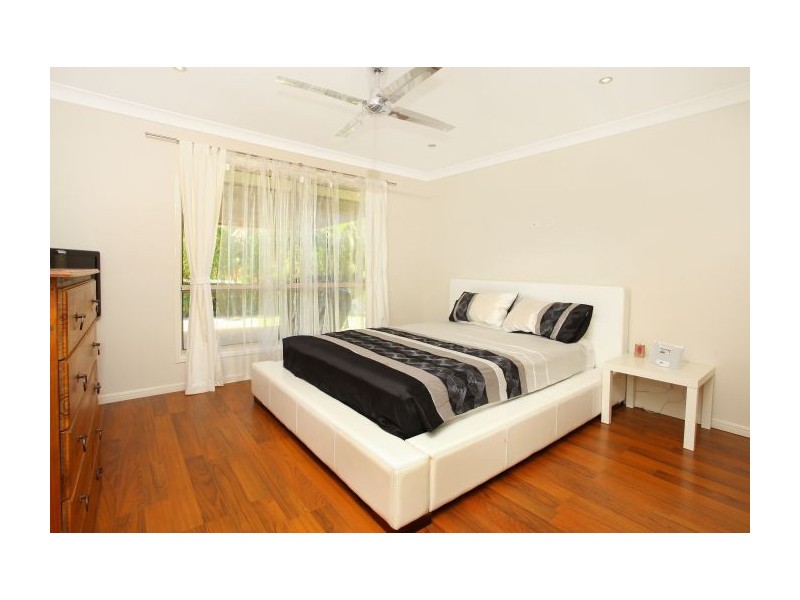 5 Kanton Pl, Pacific Pines QLD 4211