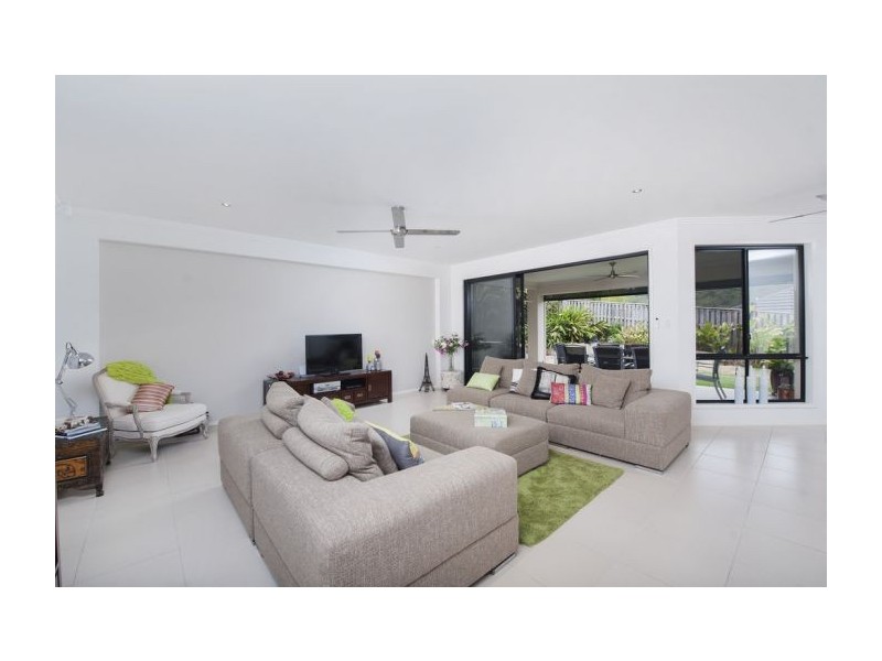 2 Yarra Place, Pacific Pines QLD 4211
