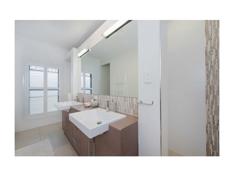 2 Yarra Place, Pacific Pines QLD 4211