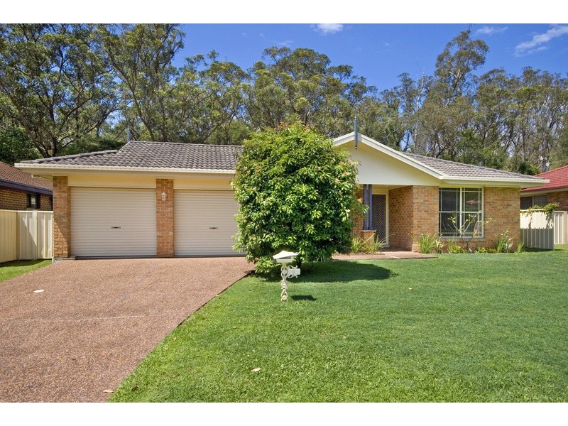 8 McKellar Close, Point Clare NSW 2250