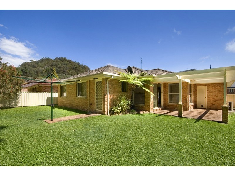 8 McKellar Close, Point Clare NSW 2250