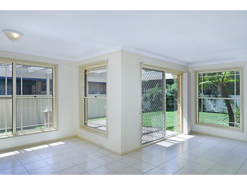 8 McKellar Close, Point Clare NSW 2250