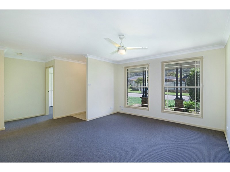 8 McKellar Close, Point Clare NSW 2250