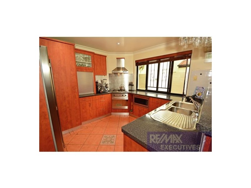 30 Estate Place, Holland Park West QLD 4121