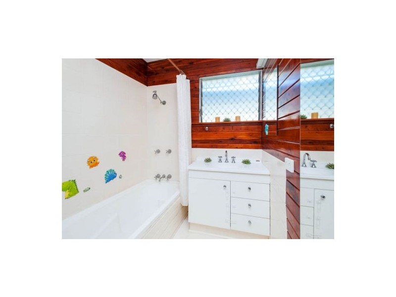 147 Wecker Rd, Mansfield QLD 4122