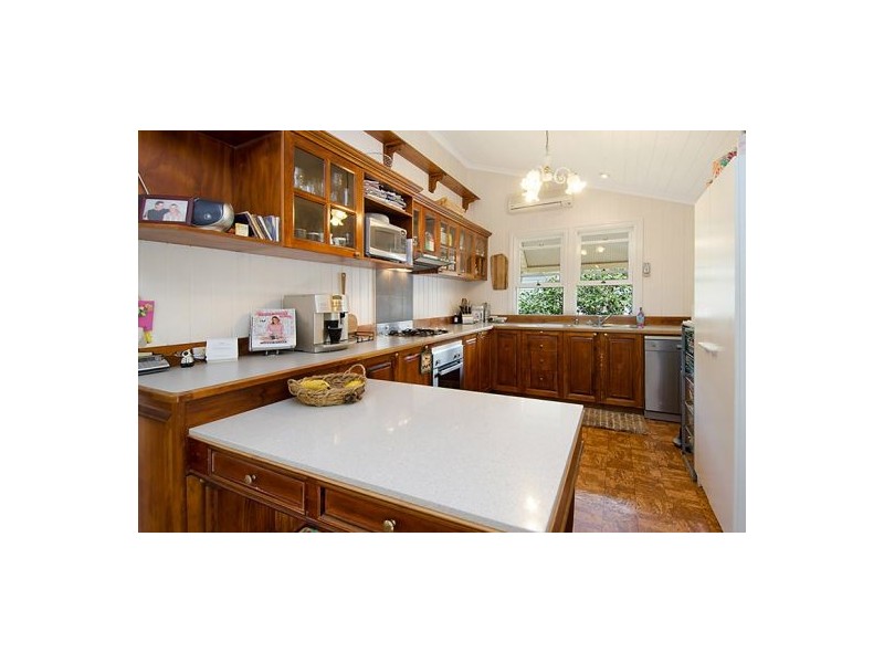 10 Murton Ave, Holland Park QLD 4121