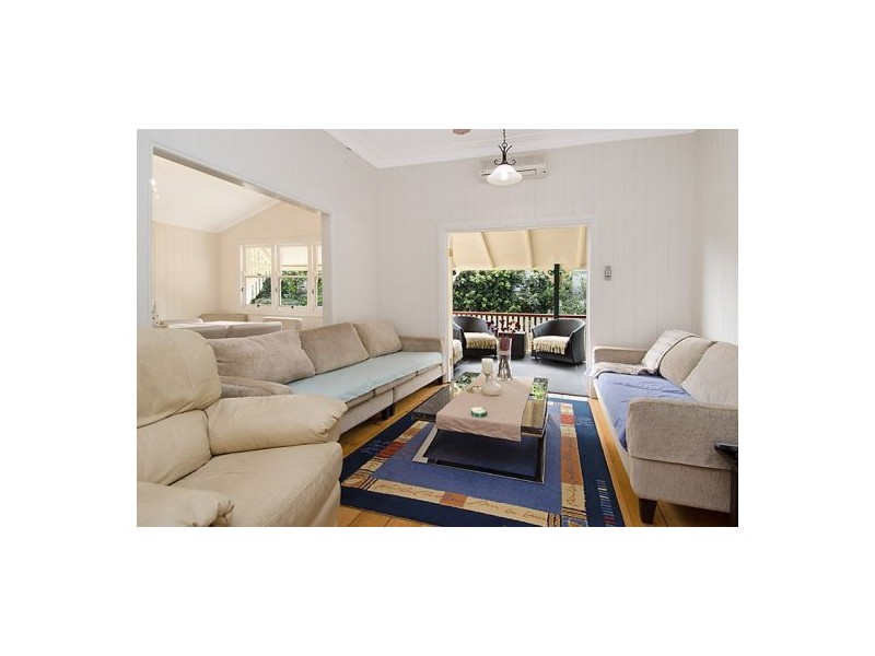 10 Murton Ave, Holland Park QLD 4121