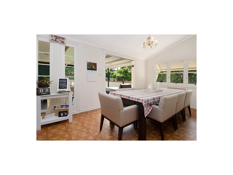 10 Murton Ave, Holland Park QLD 4121