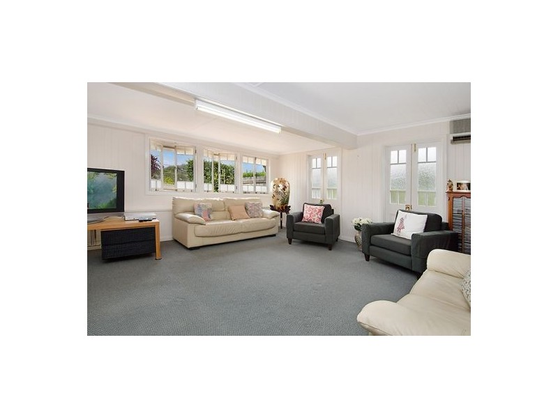 10 Murton Ave, Holland Park QLD 4121