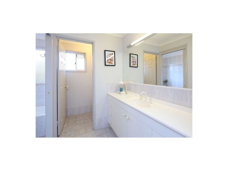 24 Coneyhurst Crescent, Carindale QLD 4152