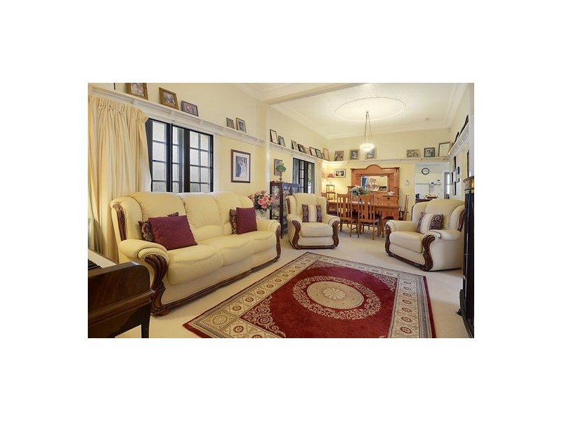 11 Ellena Avenue, Greenslopes QLD 4120