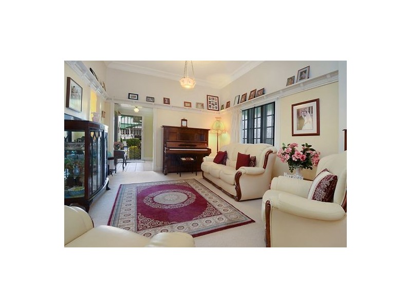 11 Ellena Avenue, Greenslopes QLD 4120