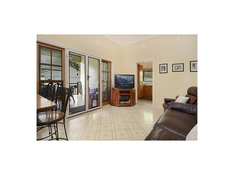 11 Ellena Avenue, Greenslopes QLD 4120