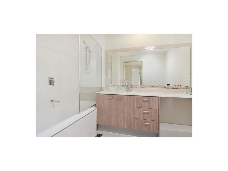 13 Ames St, Coorparoo QLD 4151