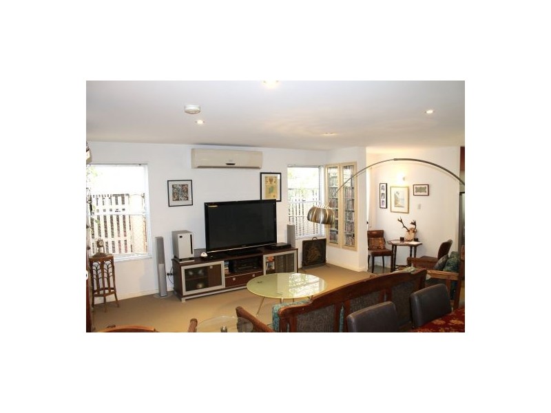 12 Raff Ave, Holland Park QLD 4121