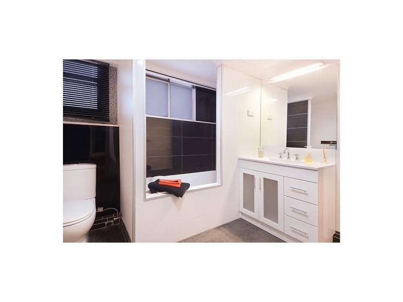 24 Leeton St, Carina QLD 4152