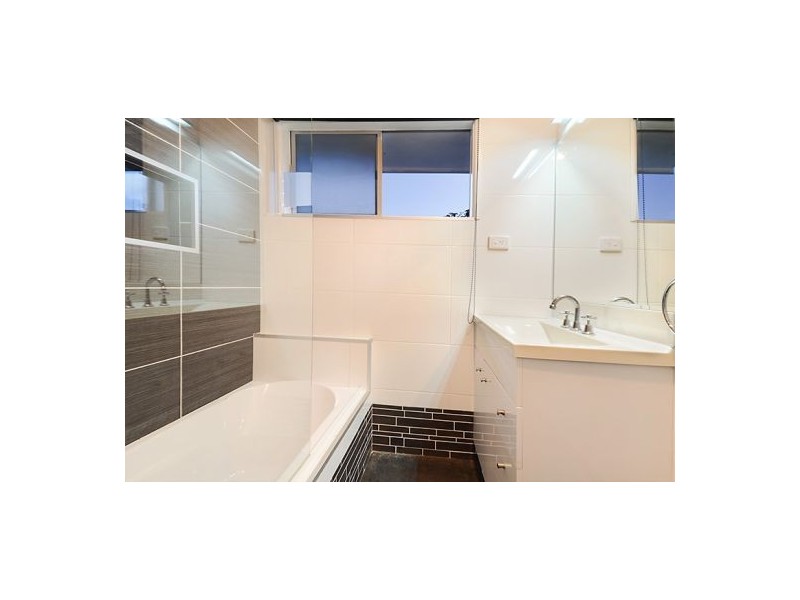 24 Leeton St, Carina QLD 4152