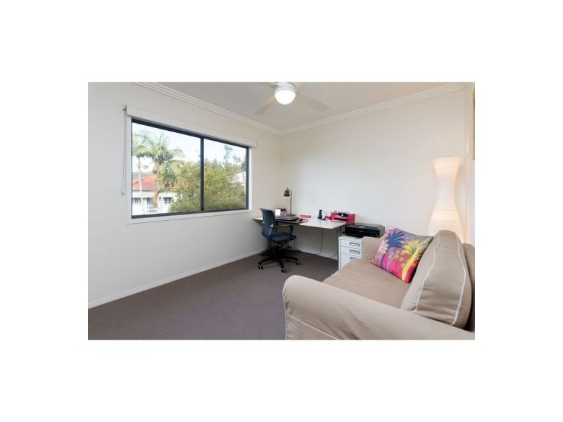 38 Pickthorne Street, Holland Park West QLD 4121