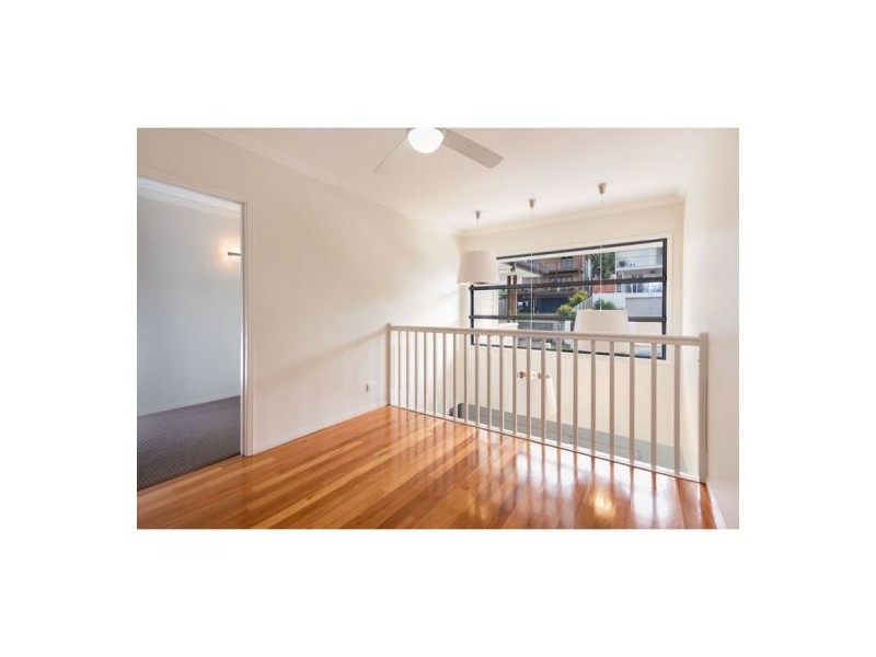 38 Pickthorne Street, Holland Park West QLD 4121
