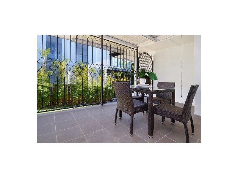 7 Rolle Street, Holland Park West QLD 4121