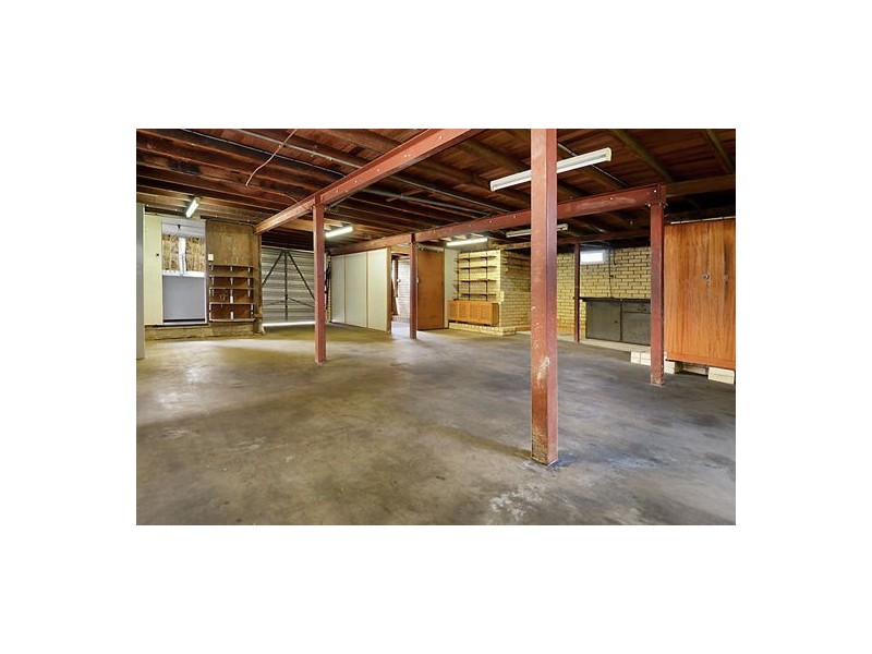 2 Oatland Crescent, Holland Park West QLD 4121