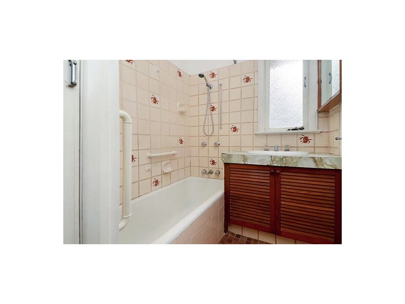 2 Oatland Crescent, Holland Park West QLD 4121