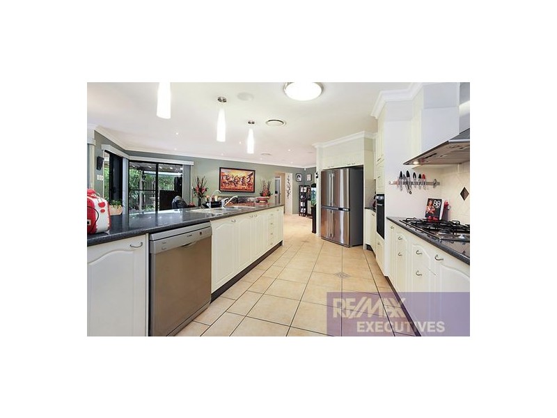 8 Kuhler Court, Carindale QLD 4152