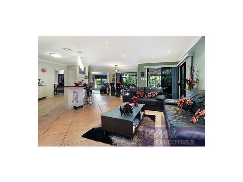 8 Kuhler Court, Carindale QLD 4152