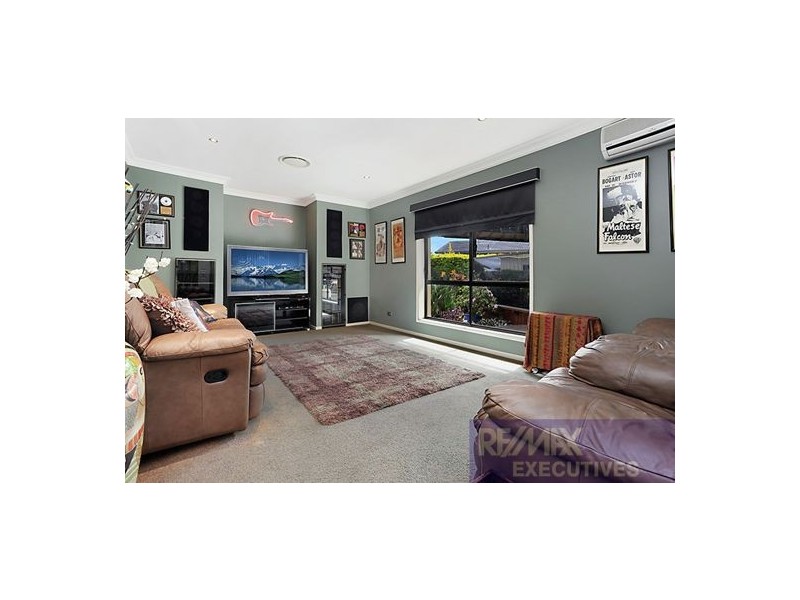 8 Kuhler Court, Carindale QLD 4152