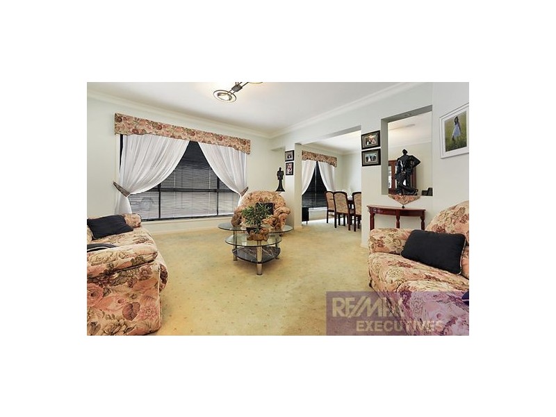 8 Kuhler Court, Carindale QLD 4152