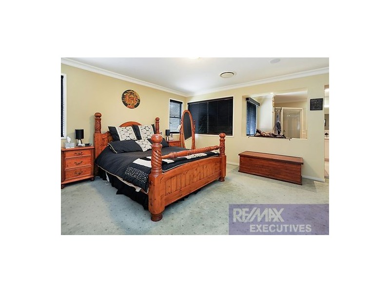 8 Kuhler Court, Carindale QLD 4152