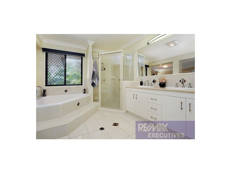 8 Kuhler Court, Carindale QLD 4152