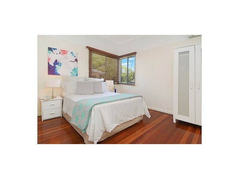 10 Mar St, Holland Park QLD 4121