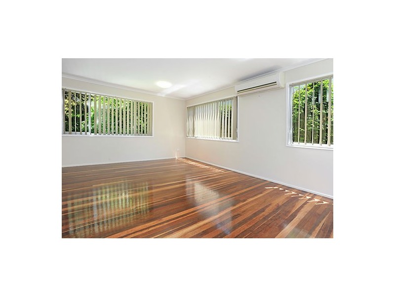 63 Dobbs Street, Holland Park West QLD 4121