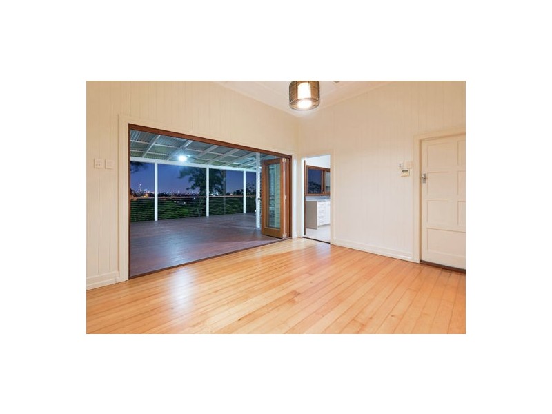 64 Henzell Terrace, Greenslopes QLD 4120