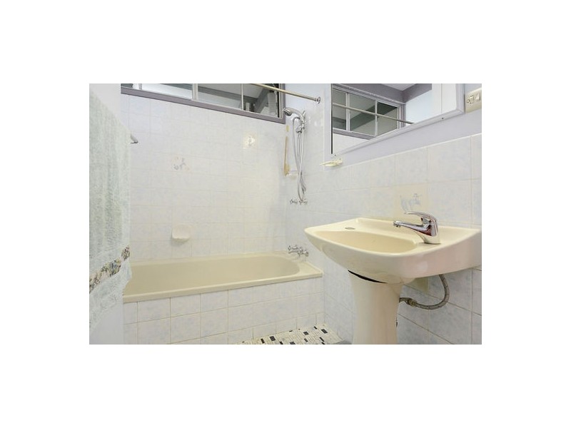 8 Algona St, Holland Park West QLD 4121