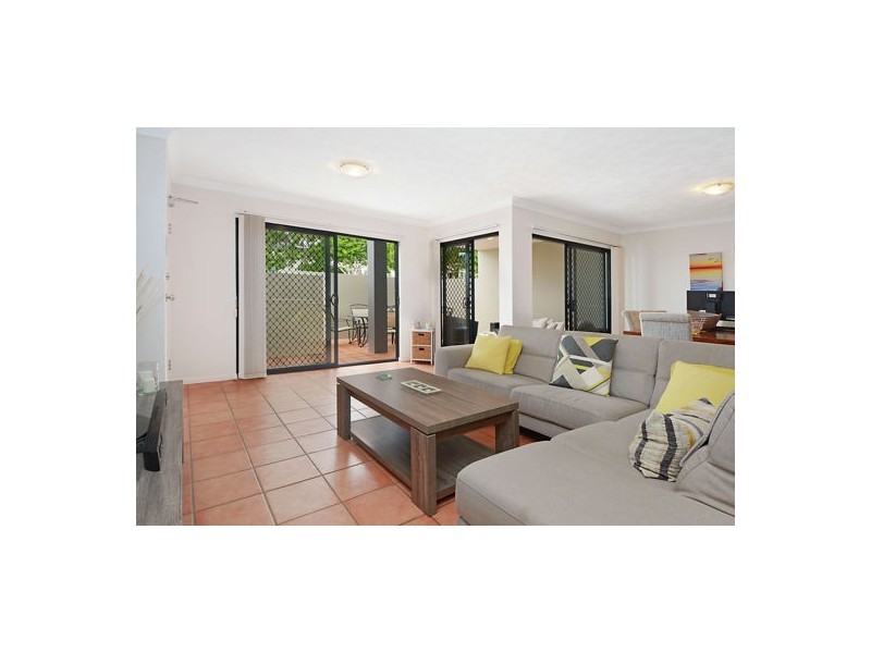 2/145 Old Cleveland Road, Greenslopes QLD 4120