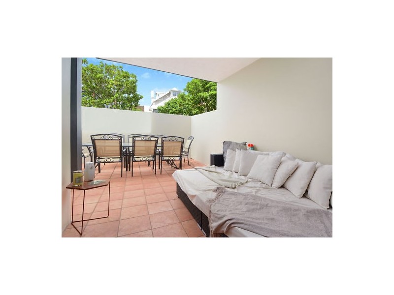 2/145 Old Cleveland Road, Greenslopes QLD 4120