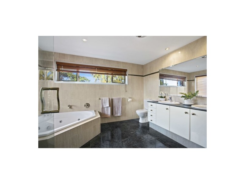 5 St Andrews Crescent, Carindale QLD 4152