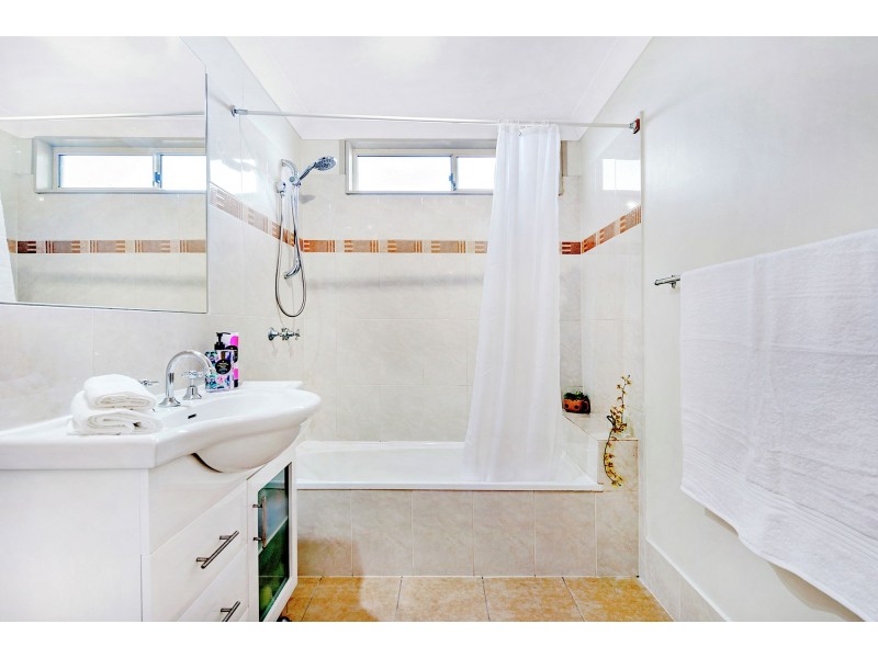 1 Kurts Street, Holland Park West QLD 4121