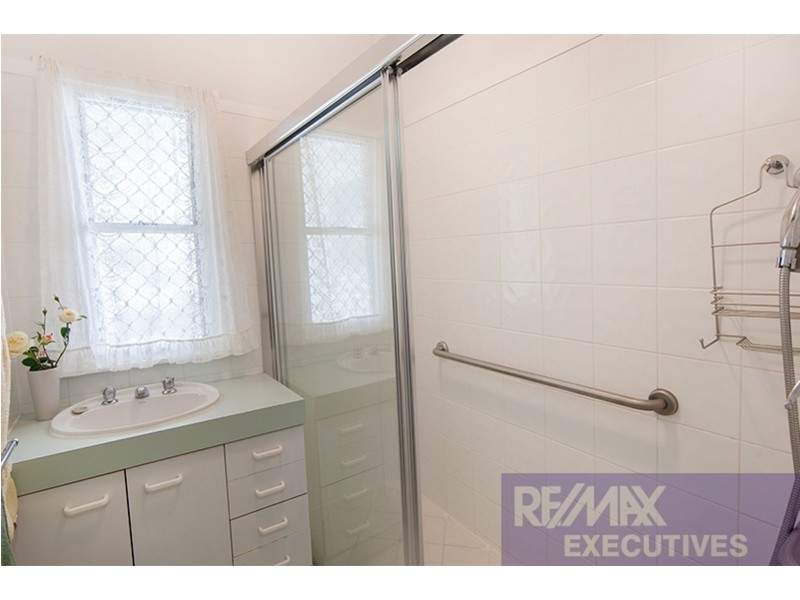 2 Fry Street, Holland Park QLD 4121