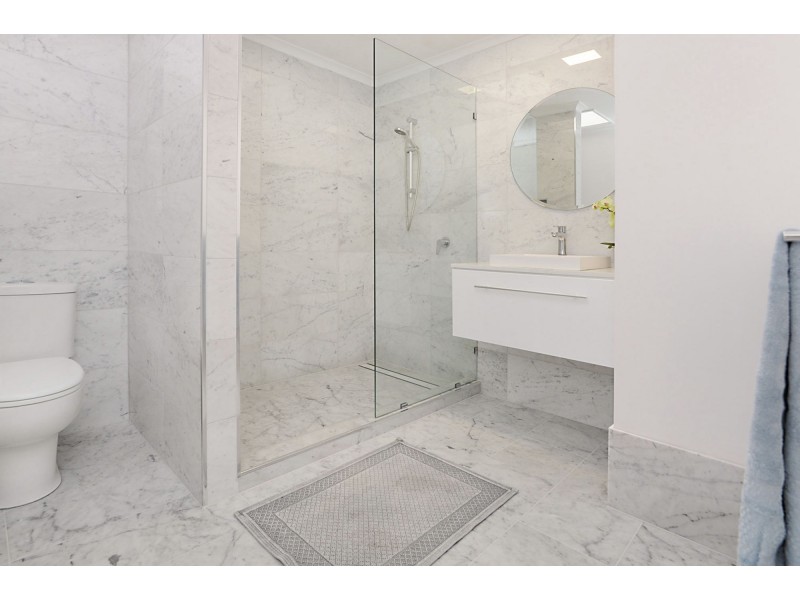 2/18 Raff Ave, Holland Park QLD 4121