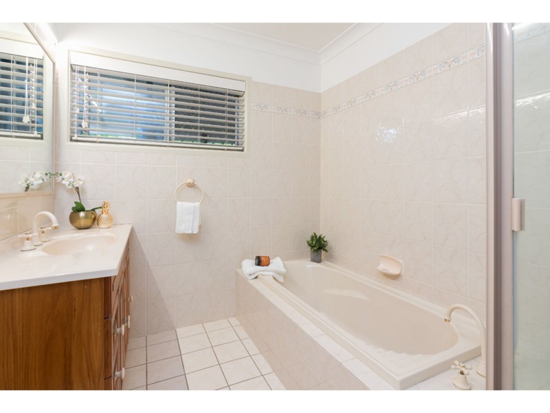 10 Aruma Street, Holland Park West QLD 4121