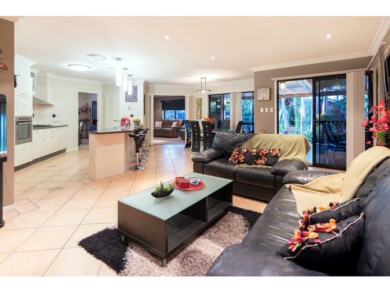 8 Kuhler Court, Carindale QLD 4152