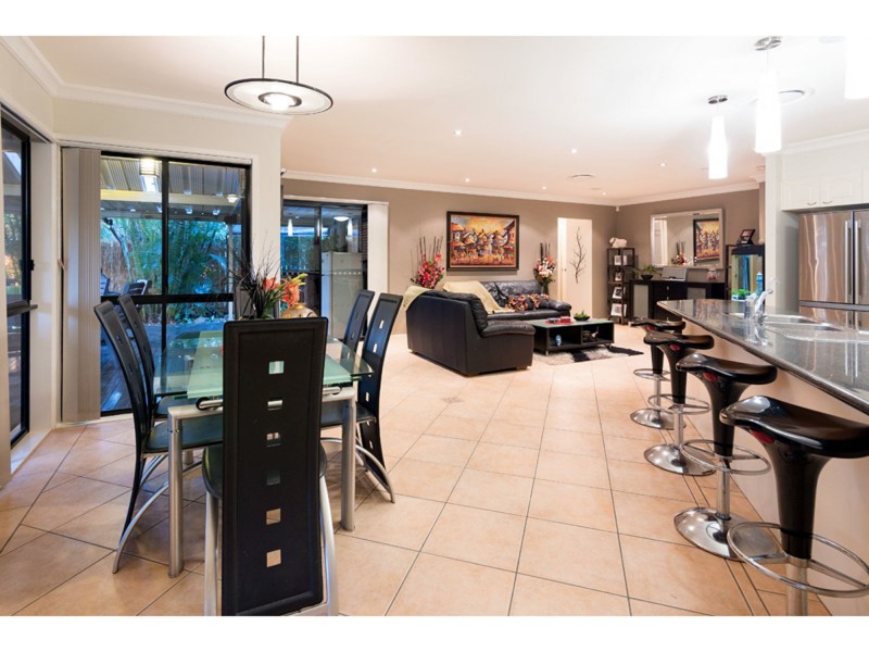 8 Kuhler Court, Carindale QLD 4152