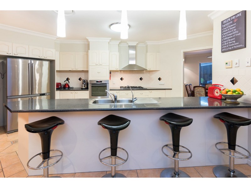 8 Kuhler Court, Carindale QLD 4152