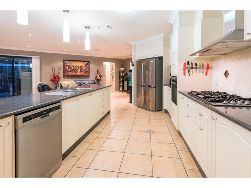 8 Kuhler Court, Carindale QLD 4152