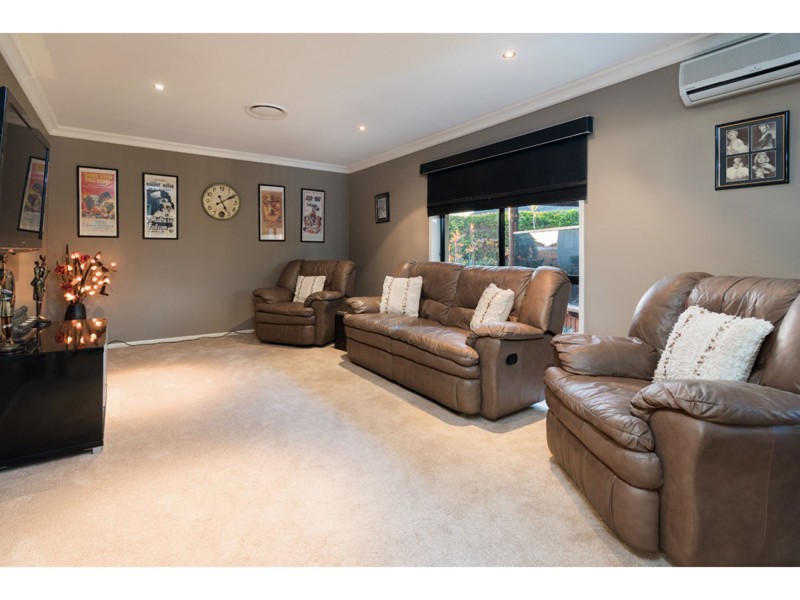 8 Kuhler Court, Carindale QLD 4152