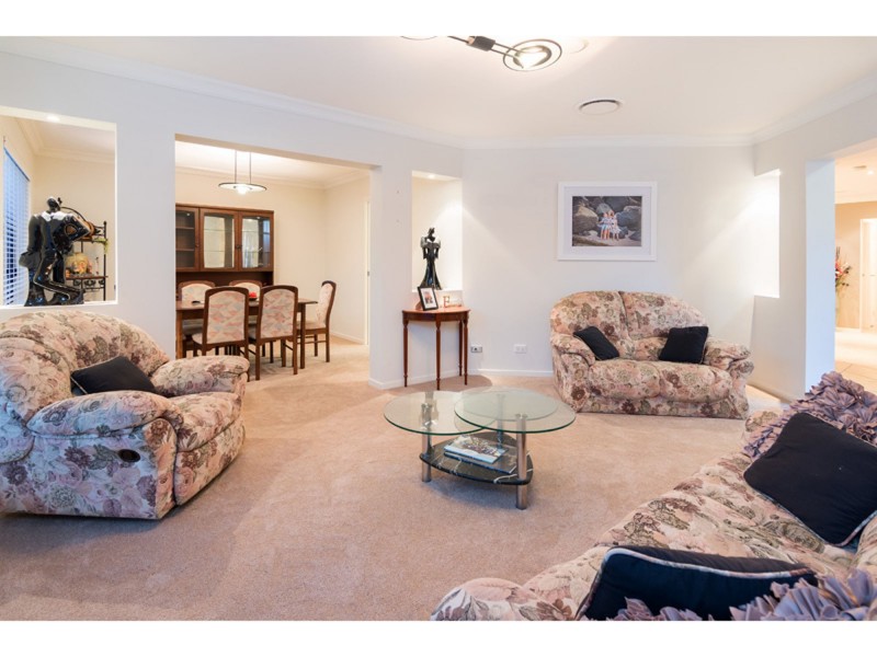 8 Kuhler Court, Carindale QLD 4152