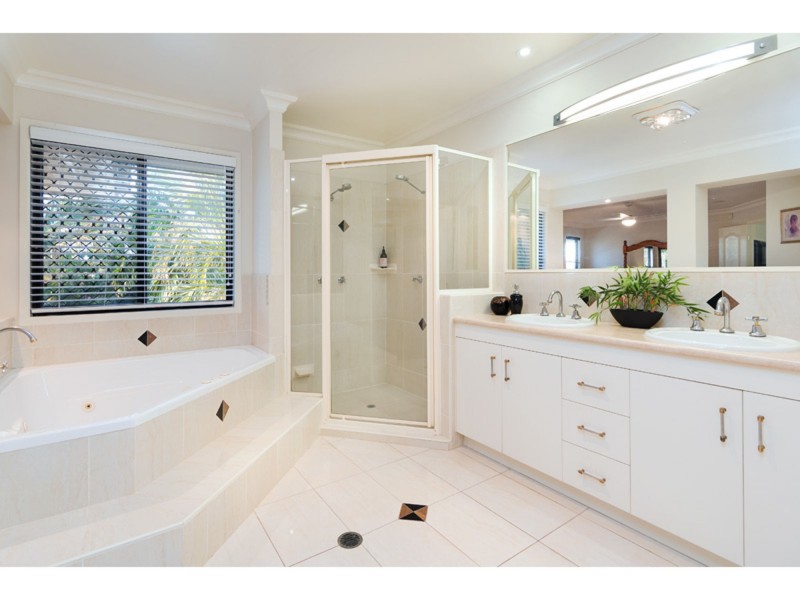 8 Kuhler Court, Carindale QLD 4152